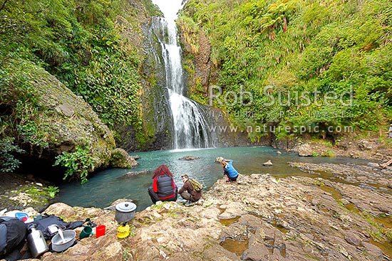 Trampers and daywalkers at Kitekite waterfall (Kitakita) on Glen Esk stream and the Hillary Trail track near Piha Beach. Waitakere Ranges Regional Park, Waitakere Ranges, Auckland, Waitakere City District, Auckland Region, New Zealand (NZ)