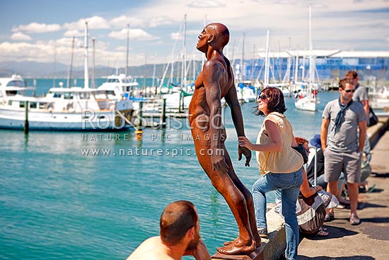 Wellington City waterfront, swimmers & visitors enjoying the summer day on wharf near Chaffers Marina. Sculpture Solace in the Wind by Max Pattie, Wellington, Wellington City District, Wellington Region, New Zealand (NZ)